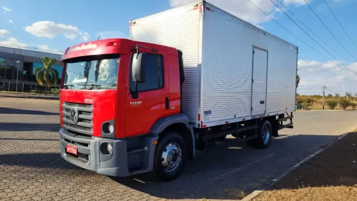 CAMINHÃO CONSTELLATION 2012/2013