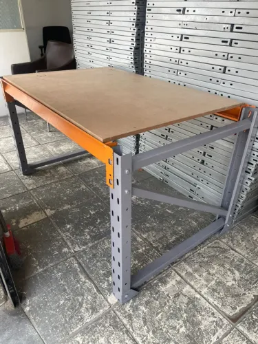 Mesa/bancada de trabalho