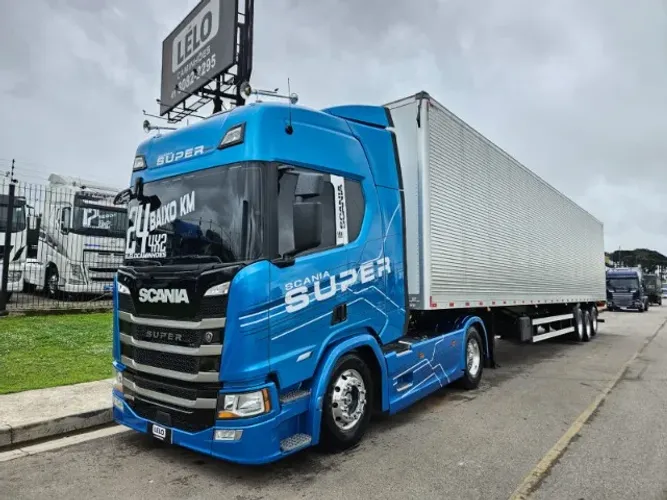 Scania R460 4x2 Super Ano 2024 Farol de teto e grade + baú facchini ano 2026 0km 30 plt 