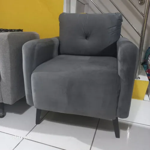 Poltrona decorativa em veludo cinza