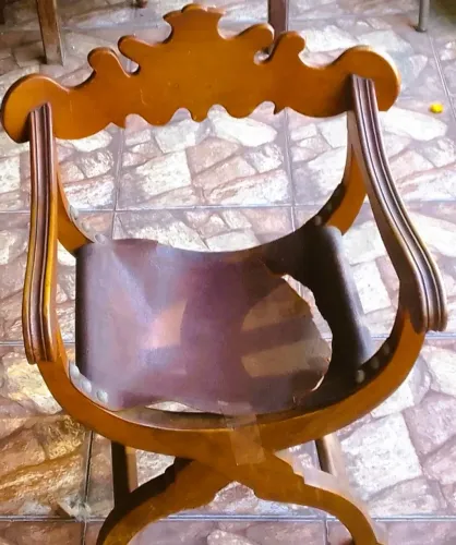 Cadeira Savanarola madeira assento arqueado Encosto fixo com recorte Braços em volutas