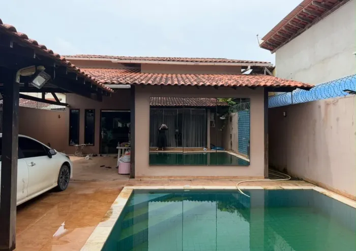 Casa no condomínio Irmãos Platoon 