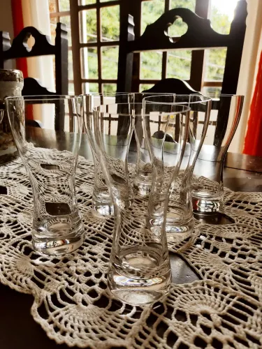 **JOGO DE 6 COPOS DE CRISTAL STRAUSS - R$ 180,00** ?