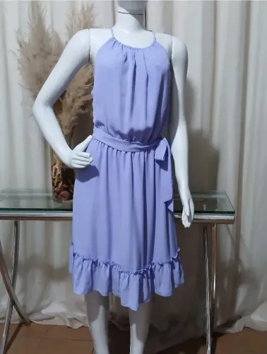 Vestido lilás com decote frente única, babado na barra, elástico na cintura com amarras.