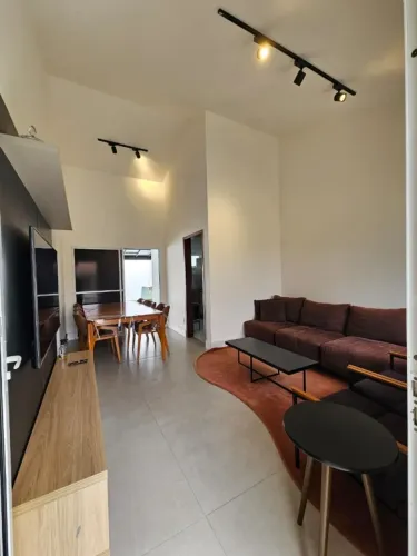 Casa 2/4 com suíte 100% mobiliada e climatizada no condomínio Arbol, bairro Sim