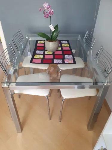 MESA DE VIDRO COM 4 CADEIRAS.