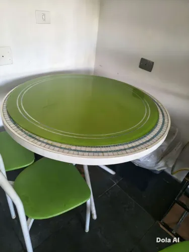 Vende-se mêsa com cadeiras