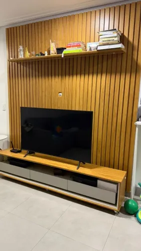 Rack 3 gavetas(2,30m) com painel ripado para TV até 85"