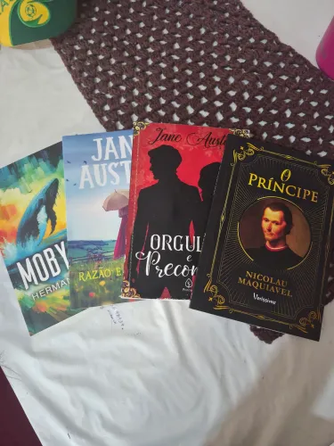 Vendo 4 livros no pretinho!
