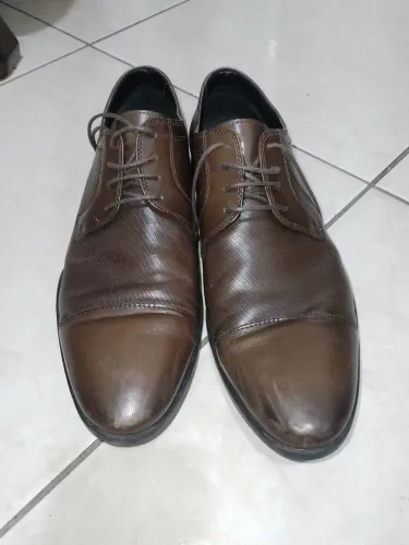 Sapato masculino semiusado, cabedal 100'/. couro, forro 100'/. sintético e sola sintetico