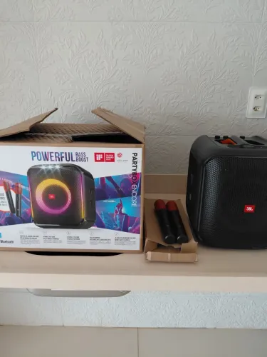 CAIXA DE SOM JBL COM 2 MICROFONES