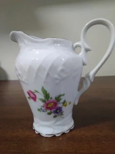 Leiteira Schmid antiga porcelana branca com motivos florais e borda dourada