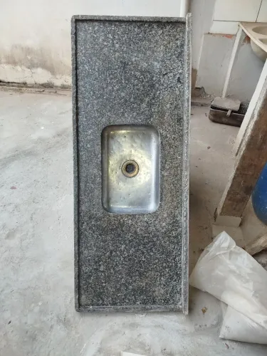 Vende-se pia de granito