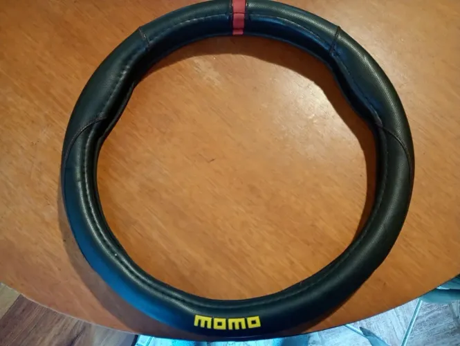 Capa para volante Momo.