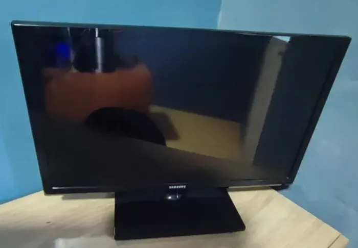 TV Monitor Samsung 24" HD LED c/ Controle Bivolt Conversor Digital Integrado
