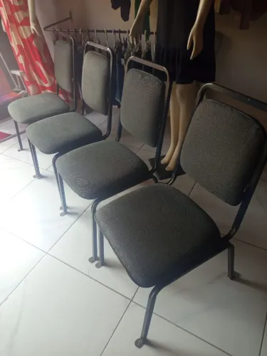Vendo 4 cadeiras de ferro ,com estofado nelas