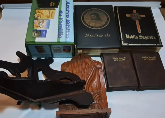 5 bíblias kit com dicionário, livro de apoio.