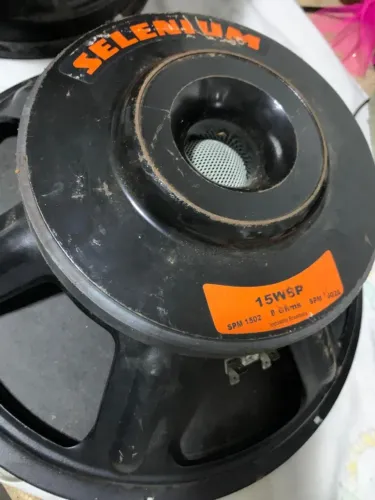 Alto falante com defeito JBL 15WSP precisa ser recondicionado