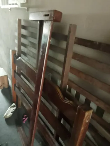 Vendo cama de casal madeira sem colchão