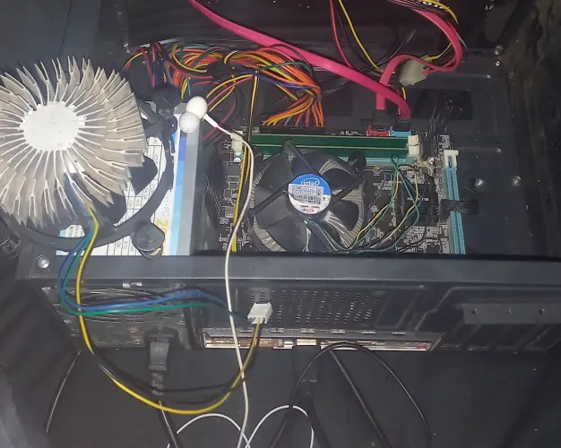 Vende-se carcaça de pc para retirada de peças
