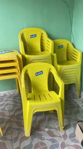Mesas e cadeiras