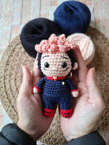 Yuji Itadori de crochê amigurumi