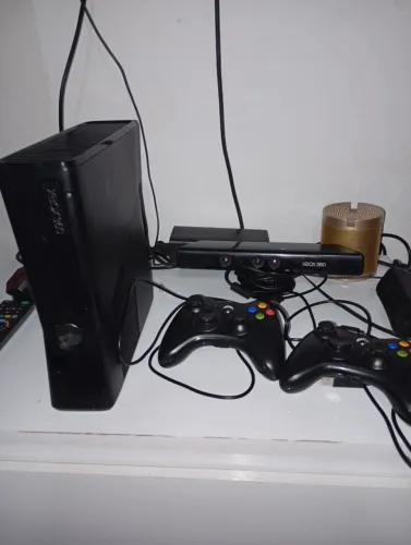 XBOX 360 DESBLOQ COM 2 CONTROLES, KINECKT, HD E JOGOS