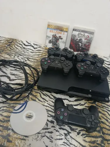 Ps3 slim, + 4 controles ps3 + 1 controle ps4 + 3 jogos mídias física
