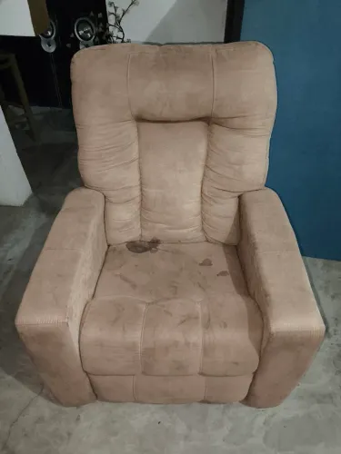 Poltrona reclinável usada 0,82x0,60m necessita higiene