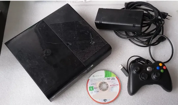 Console Xbox 360 E Super Slim - Bloqueado - Funcionando - Usado
