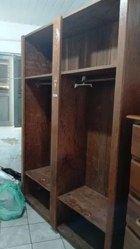 Vendo um guarda roupa de 2 portas de madeira angelin pedra está desmontadoe falta as po