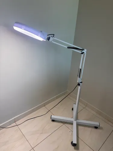Lupa Led c/ tripé 