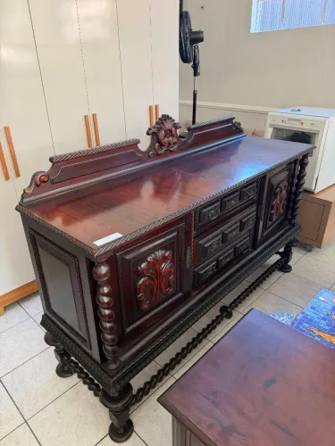 Buffet Aparador Antigo em Madeira Maciça Entalhada