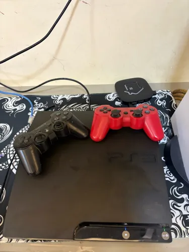 PS3 Slim Sony com 2 Controles e Jogos Originais