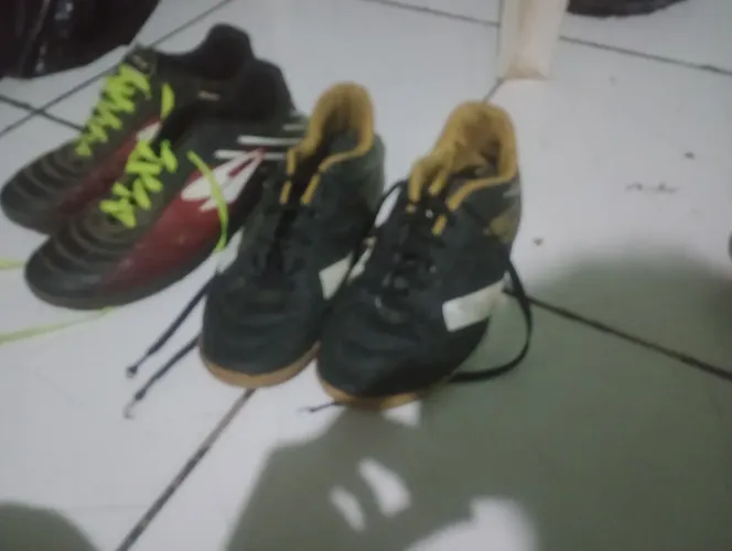 Vendo duas chuteiras (Tam43) por 100 reais
