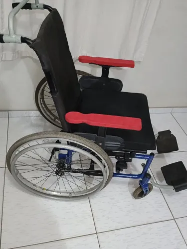CADEIRA DE RODAS..  CONFORTÁVEL 