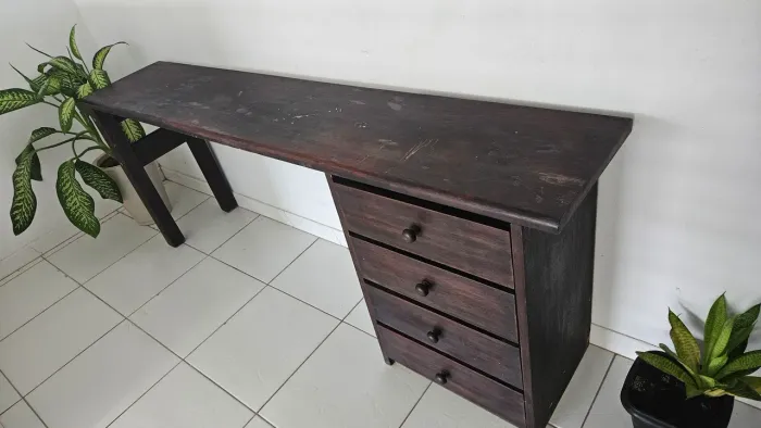 Mesa com gavetas
