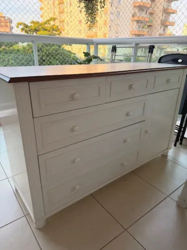 Cômoda MDF branca e madeira