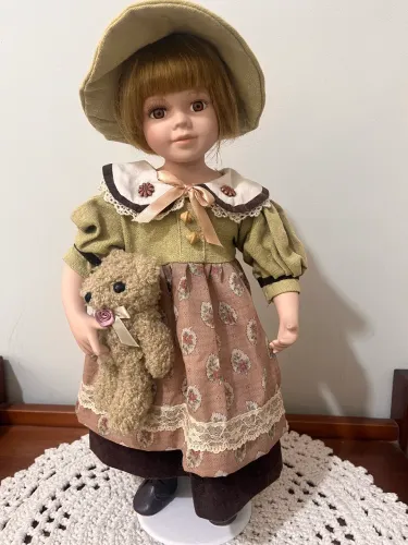 Boneca porcelana 45cm com mascote na mão 