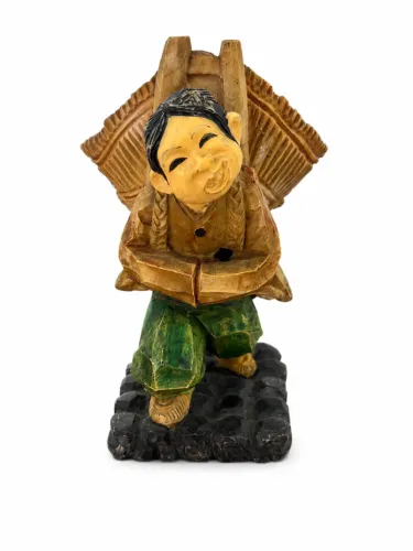 Escultura Oriental Artesanal de Camponês com Cesto
