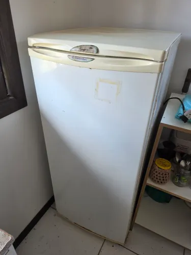 Freezer vertical Electrolux F170 para conserto ou peças