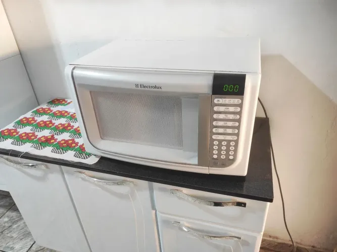 Microondas Electrolux 31 litros funcionando perfeitamente