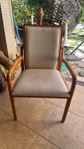 Vende cadeiras de madeira com estofado de linho 