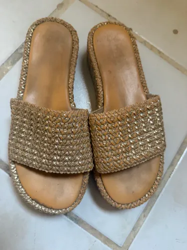 Tamanco dourado 