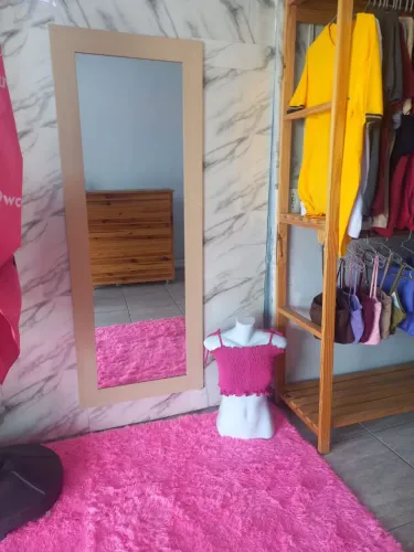 Oportunidade: Loja de Roupas Completa à Venda (Estoque + Mobiliário)
