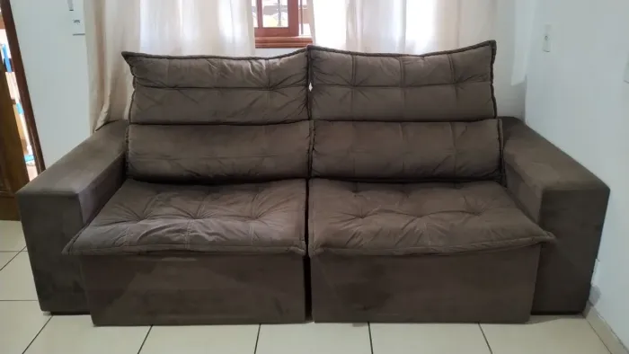 Sofá retrátil e reclinável + mesa com quarto cadeiras e tampo de vidro! Pra sair logo!!!! 