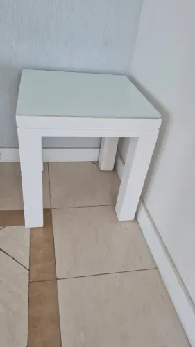 Mesa de canto em madeira laqueada de branco com tampo de vidro