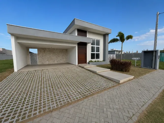 Casa Térrea Alphaville Cabo Frio com 176m², Piscina, Cozinha Gourmet, 1 Suíte + 2 Quartos