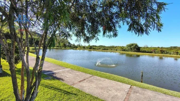 Excelente terreno com 400m² de área privativa, em um condomínio fechado de alto padrão em