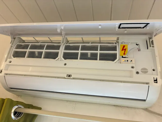 Ar-condicionado Elgin 9.000 BTUs funcionando bem 